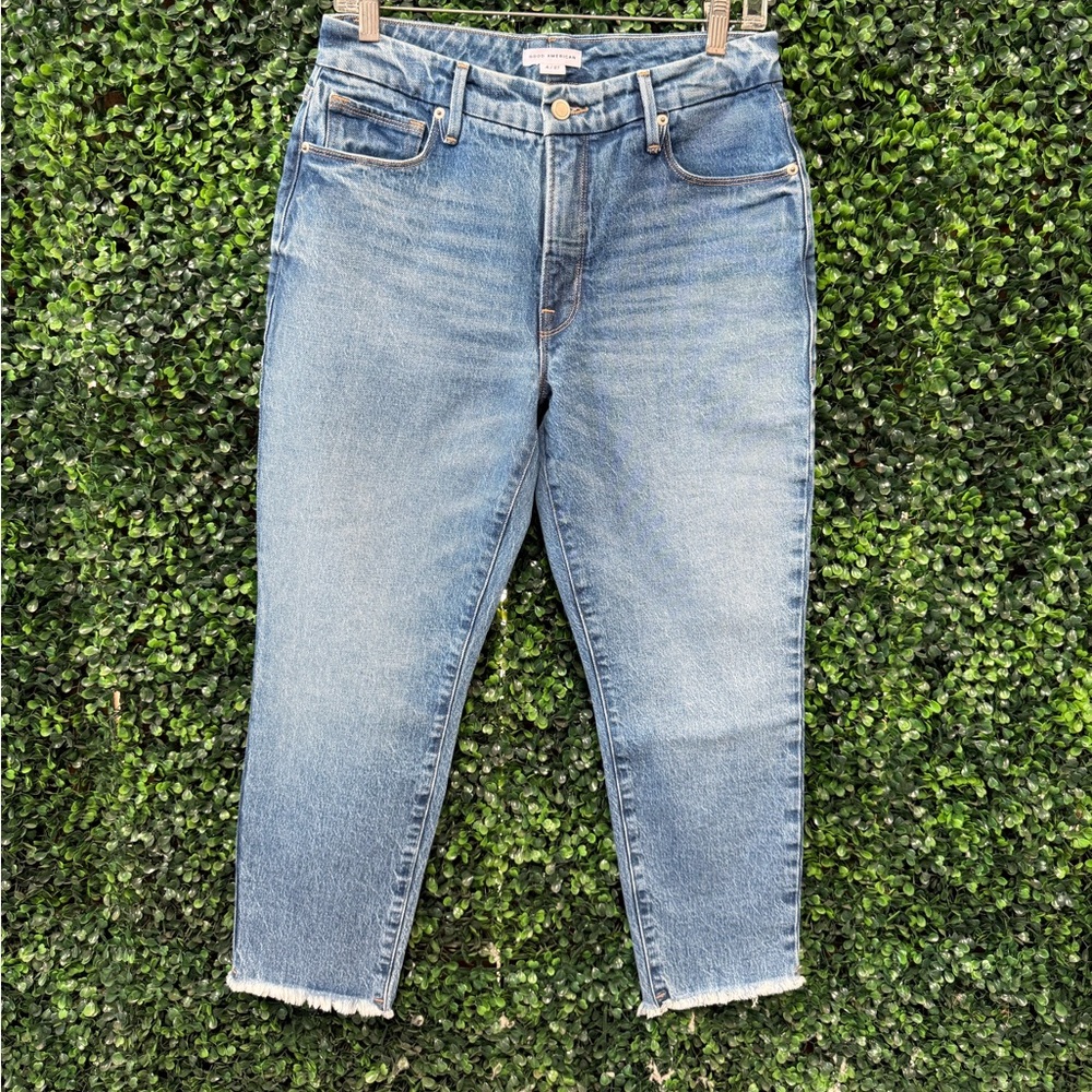 Good American Good Girlfriend Frayed Denim Jeans In Blue942